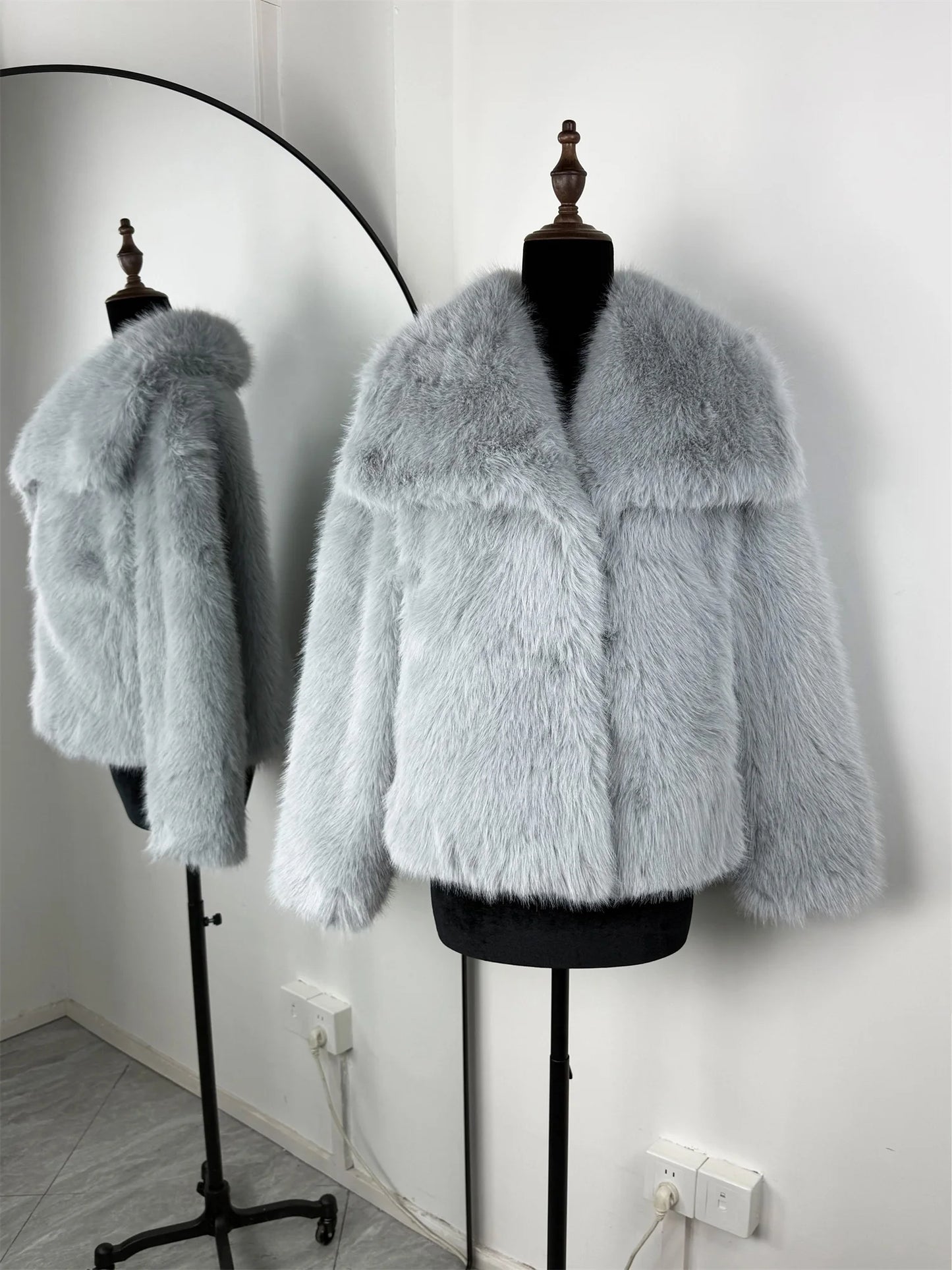 TARUXY Solid Faux Fur Lapel Women's Coat Luxury Gradient Cropped Fluffy Fur Jacket Coat Winter Thicken Outerwear High Street