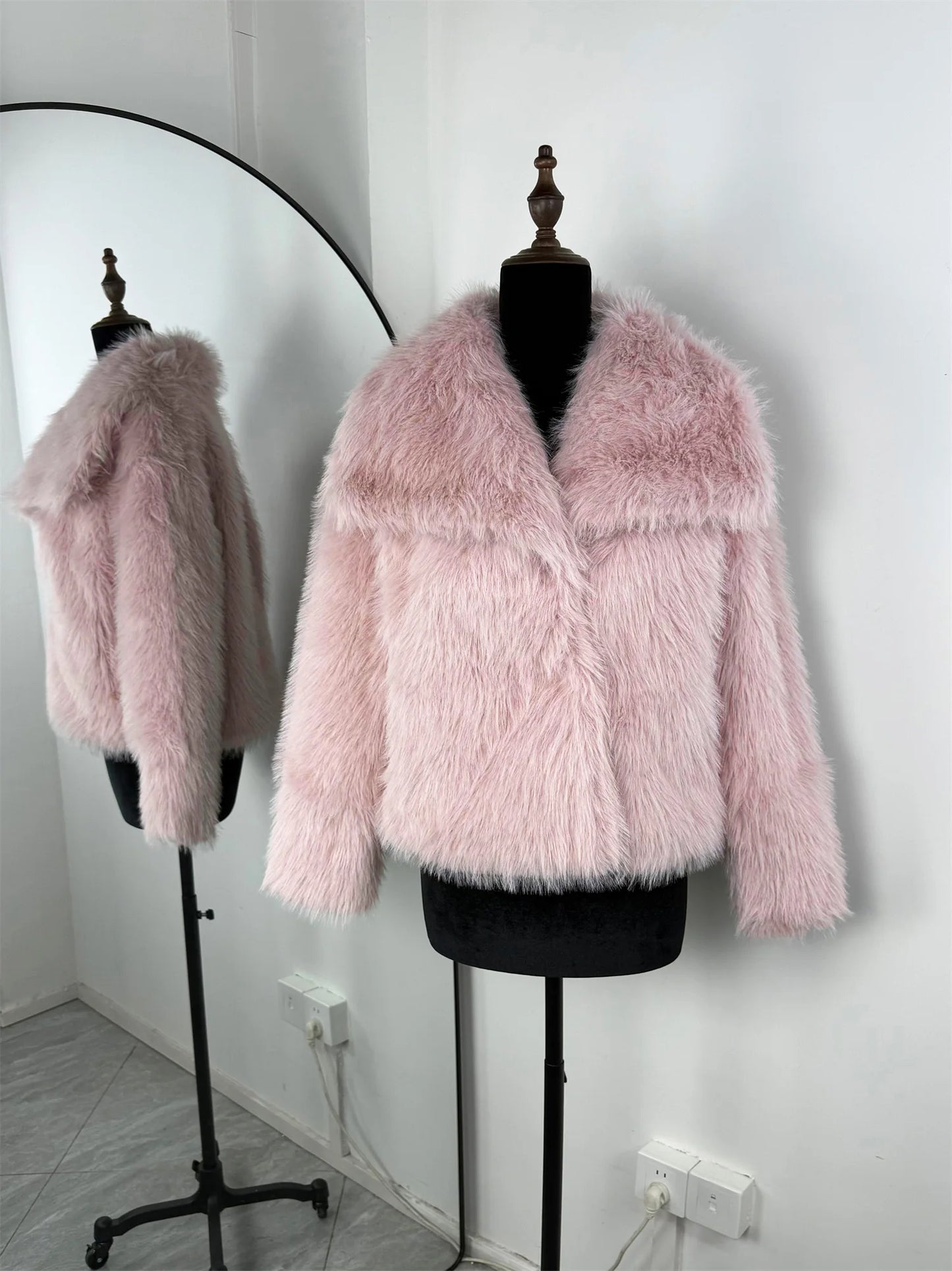 TARUXY Solid Faux Fur Lapel Women's Coat Luxury Gradient Cropped Fluffy Fur Jacket Coat Winter Thicken Outerwear High Street