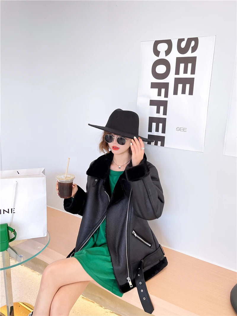 2025 The new  women's jacket with extra thick warm and extra thick lamb feather rider jacket with artificial fur