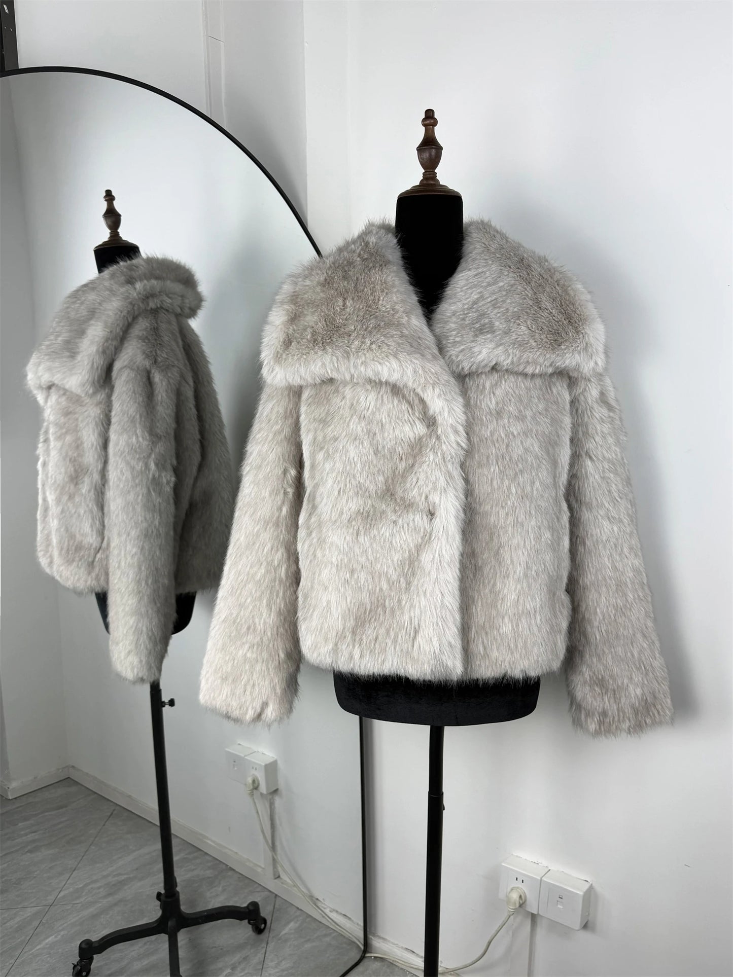 TARUXY Solid Faux Fur Lapel Women's Coat Luxury Gradient Cropped Fluffy Fur Jacket Coat Winter Thicken Outerwear High Street