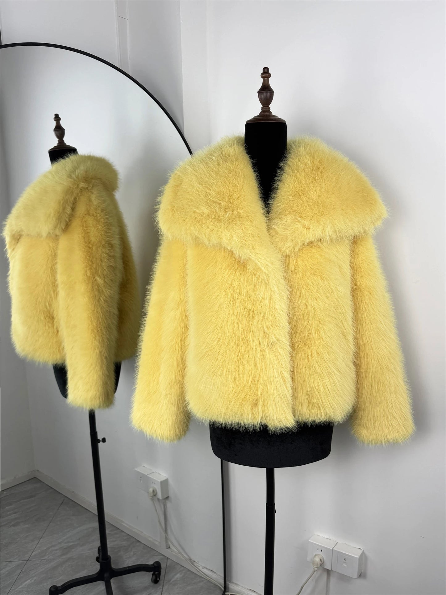TARUXY Solid Faux Fur Lapel Women's Coat Luxury Gradient Cropped Fluffy Fur Jacket Coat Winter Thicken Outerwear High Street