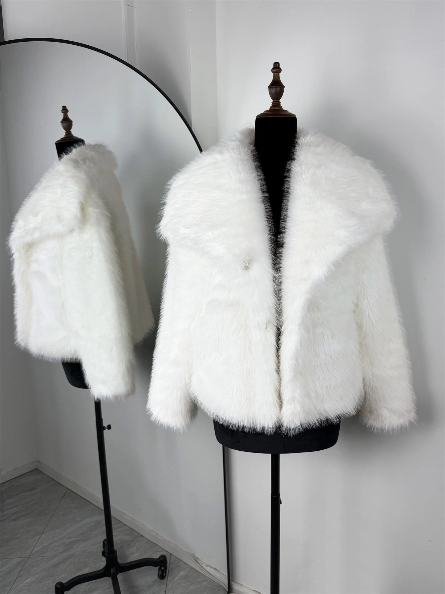 TARUXY Solid Faux Fur Lapel Women's Coat Luxury Gradient Cropped Fluffy Fur Jacket Coat Winter Thicken Outerwear High Street