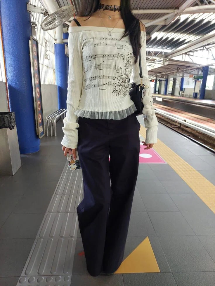 Women´s Slim Fit Off-Shoulder Top - Long Sleeve Ruffle Trim with Note Print